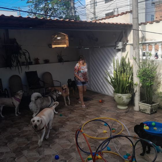 Alê com os hóspedes no quintal